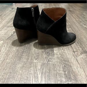 Black wedges